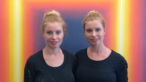 Irina und Marina Fabrizius, eineiige Zwillinge, die jedes Bild gemeinsam malen und auch zusammen wohnen.