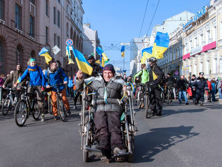 Ein pro-ukrainischer Aktivist im Rollstuhl schwenkt eine ukrainische Fahne während einer Kundgebung in Kharkiv im Nordosten des Landes.