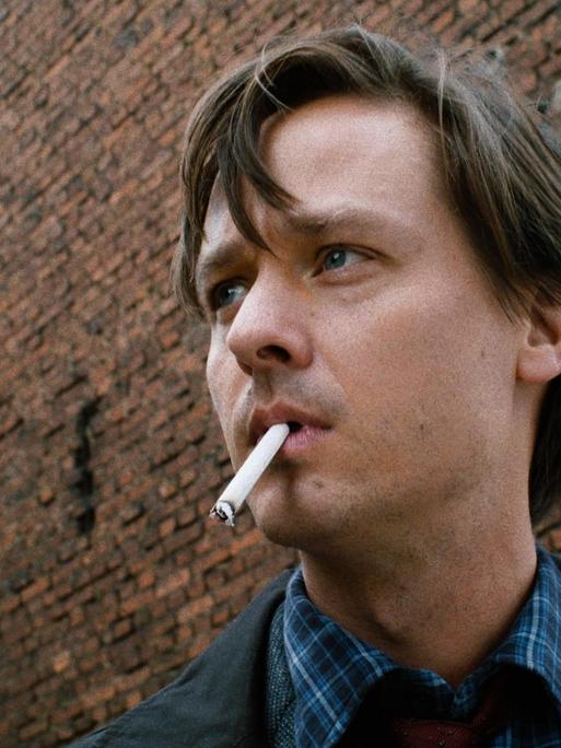 Der Schauspieler Tom Schilling in der Titelrolle des Films "Fabian oder Der Gang vor die Hunde" von Dominik Graf.