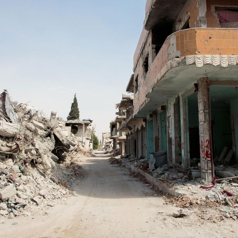 Eine zerstörte Straße im syrischen Kobane