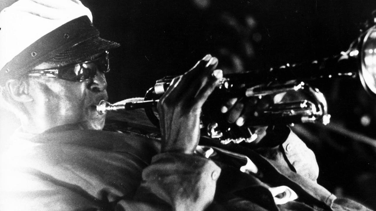 Der Jazzmusiker Miles Davis bei einem Auftritt in den 70ern