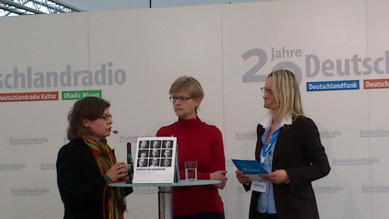Interview auf der Leipziger Buchmesse am Stand von Deutschlandradio. Zu sehen sind von links nach rechts die Fotografin Sabine Würich, die Journalistin Ulrike Scheffer und "Andruck"-Redakteurin Catrin Stövesand.