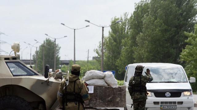 Pro-russische Soldaten bewachen am 22.05.2014 einen Checkpoint nahe der ost-ukrainischen Stadt Donezk.