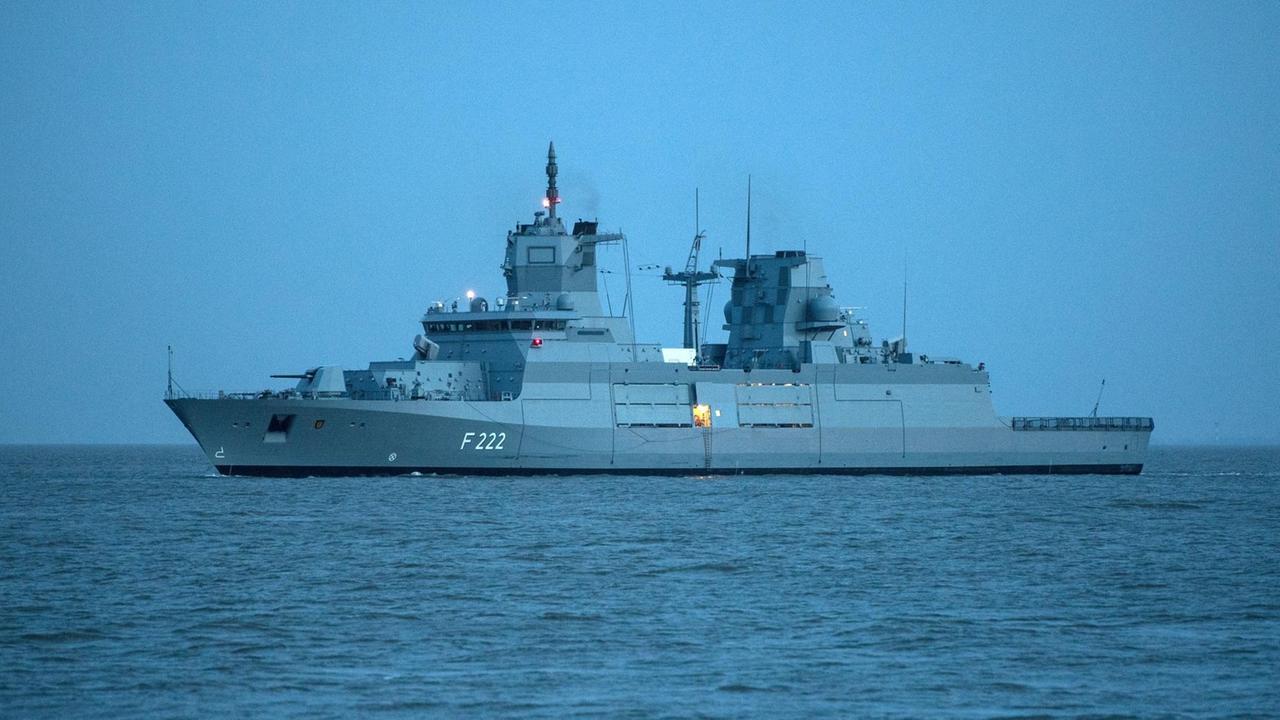 Das Bild zeigt eine deutsche Fregatte im offenen Meer.