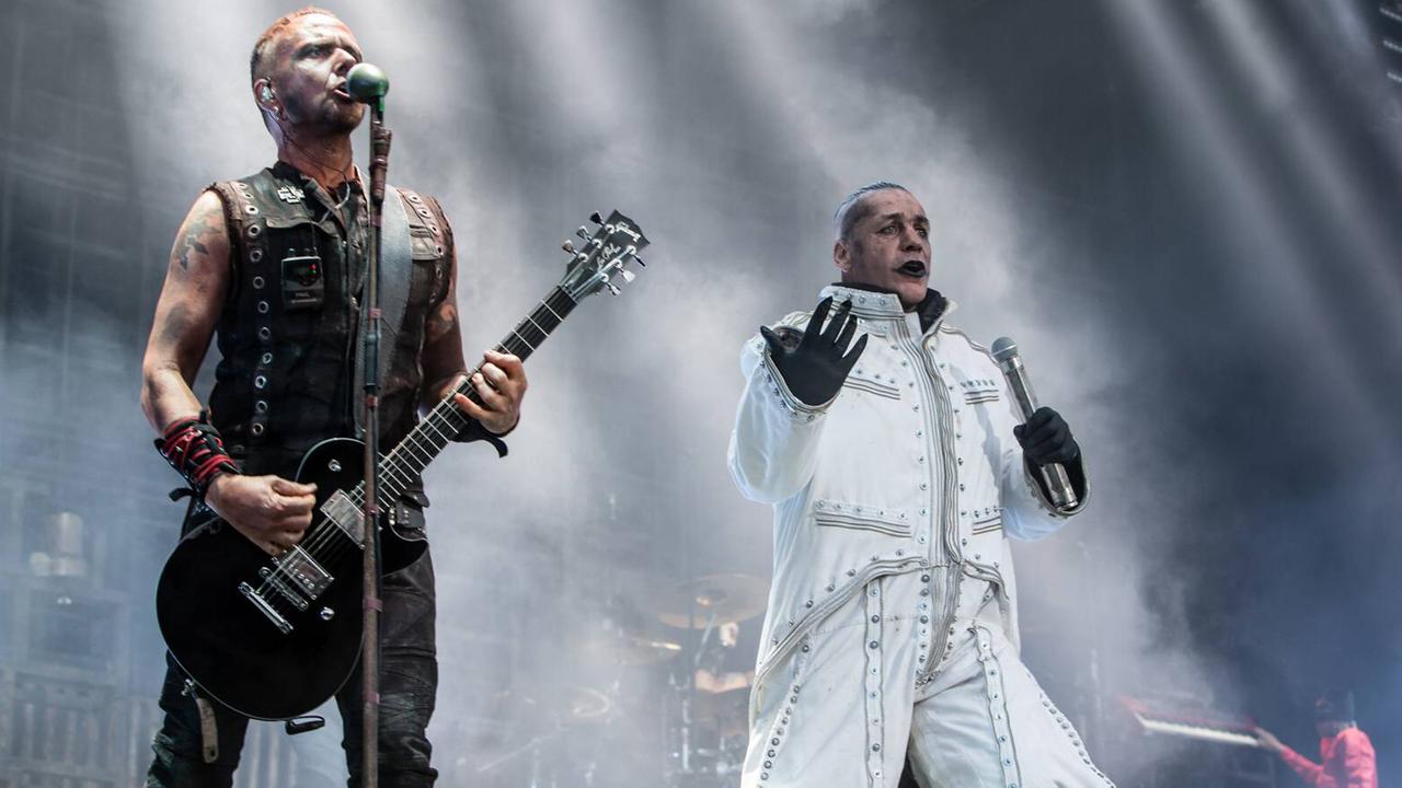 Rammstein während eines Konzertes mit Sänger Till Lindemann und Gitarrist Paul Landers.