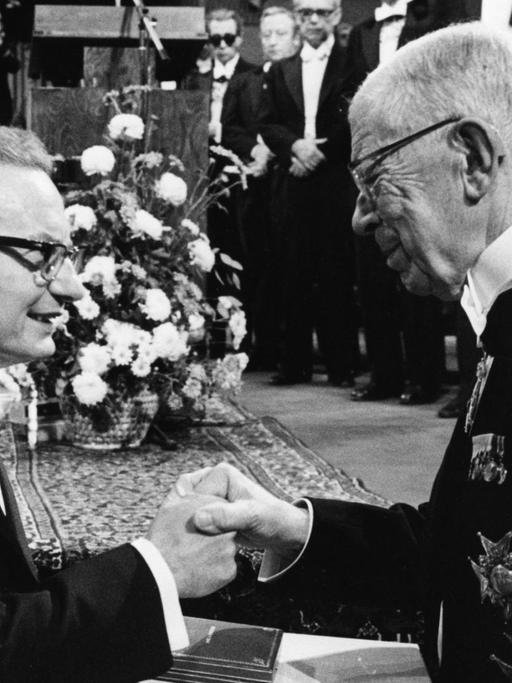 Der US-amerikanische Wirtschaftswissenschaftler Paul A. Samuelson erhält aus den Händen des schwedischen Königs Gustav VI. Adolf den Nobelpreis für Wirtschaft, aufgenommen in Stockholm am 10.12.1970.