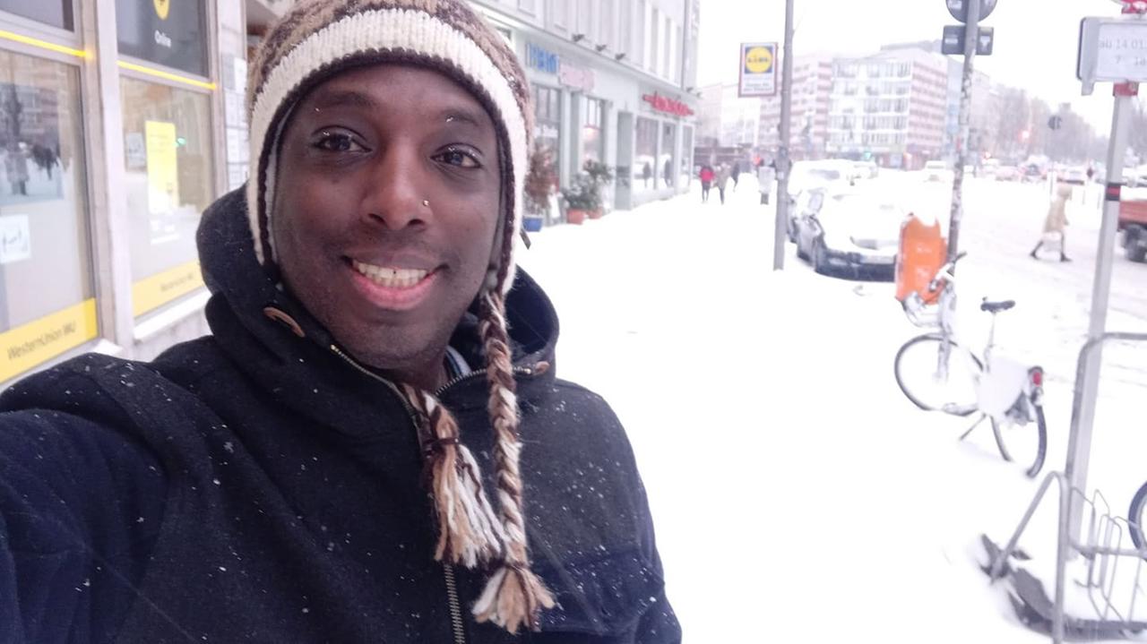 Shmuel Chekol im Februar 2021 in Berlin: Ein junger schwarzer Mann mit Wintermütze in einer verschneiten Straße