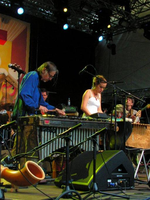 Eine Bühne mit mehreren Musikern, die unter anderem Vibraphon und Gitarren spielen.