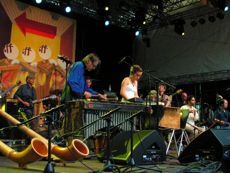 Eine Bühne mit mehreren Musikern, die unter anderem Vibraphon und Gitarren spielen.