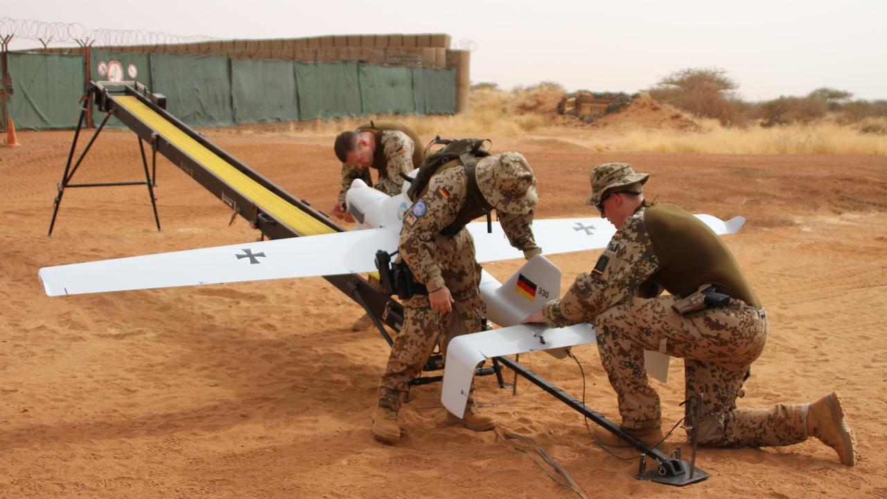 Bundeswehrsoldaten bereiten am 09.05.2016 in Mali eine Drohne vom Typ Luna für den Start vor.