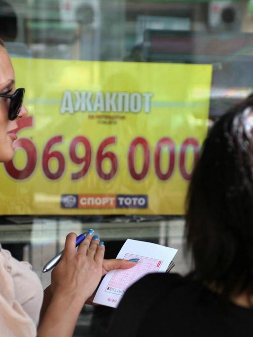 Frauen mit Lottoscheinen vor einem Lottogeschäft in der bulgarischen Hauptstadt Sofia.