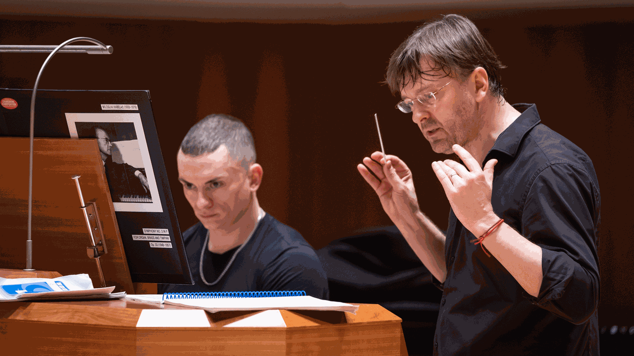 Der Organist Cameron Carpenter und der Dirigent Tomáš Netopil bei der Dresdner Philharmonie am 26.3.21.