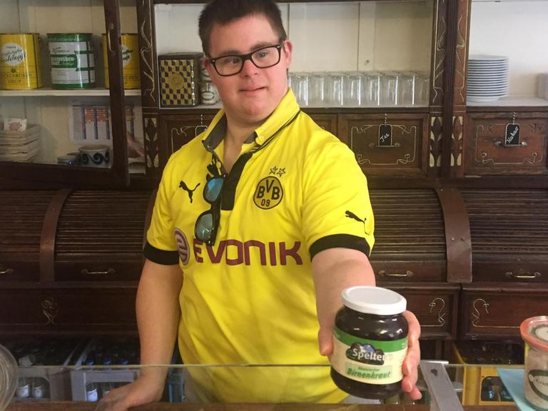 Julian Peters arbeitet im Hofladen.