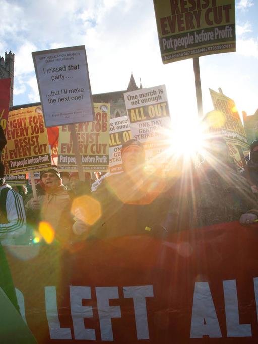 50.000 Demonstranten gingen 2010 in Dublin gegen den Rettungsplan für die Banken und das Austeritätsprogramm auf die Straße.