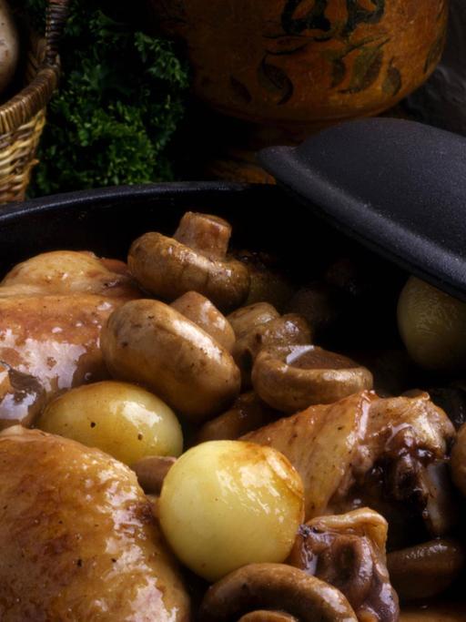 Coq Au Vin – Hühnchen in Wein gekocht – ein klassisches französisches Gericht.