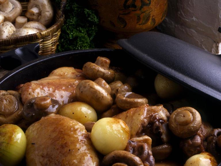 Coq Au Vin – Hühnchen in Wein gekocht – ein klassisches französisches Gericht.