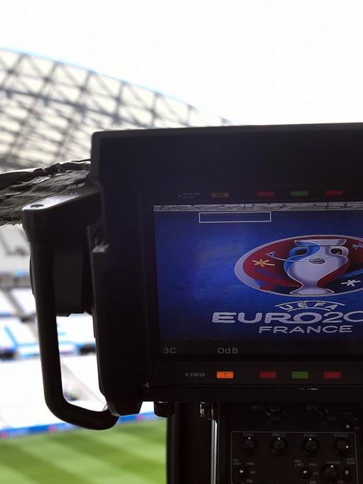 Auf dem Kamera-Bildschirm sieht man das Logo der Europaameisterschaft. Im Hintergrund sieht man eine Tribüne mit der Aufschrift "Marseille". Auf dem Kamera-Bildschirm sieht man das Logo der Europaameisterschaft. Im Hintergrund sieht man eine Tribüne mit der Aufschrift "Marseille".