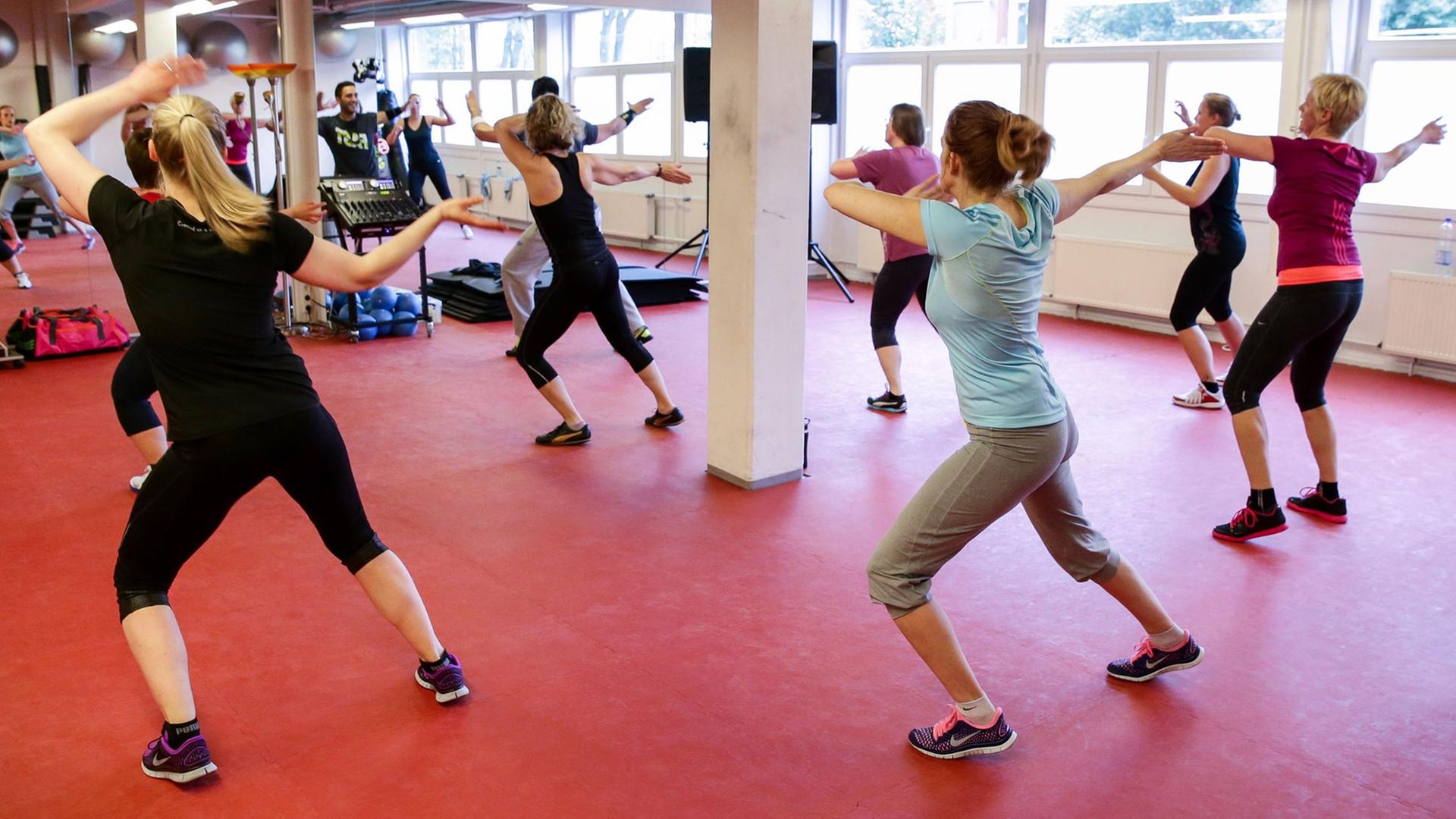 Mitarbeiter der Otto Group in Hamburg nehmen in ihrer Mittagspause am 24.04.2014 an einem Zumba-Kurs teil.