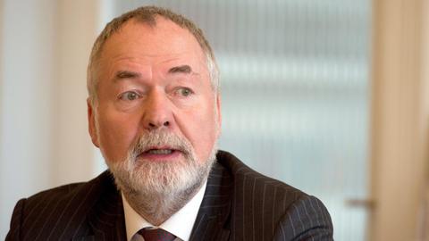 Markus Meckel, Präsident des Volksbundes Deutsche Kriegsgräberfürsorge, spricht am 16.03.2016 in Hamburg auf der Pressekonferenz zur Verleihung des Deutschen Nationalpreises.