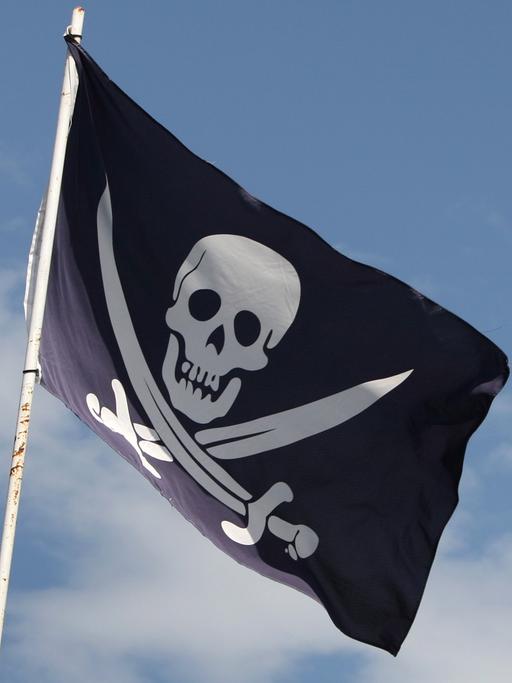 Eine Piratenflagge weht in Wildpoldsried (Schwaben) im Wind.