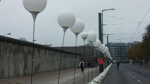 "Lichtgrenze" - weiße Ballons symbolisieren den einstigen Verlauf der Berliner Mauer.