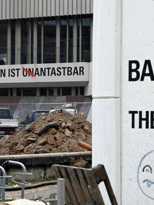 Am Badischen Staatstheater ist der Schriftzug "Die Würde des Menschen ist unantastbar" angebracht. Die Buchstaben UN wurden mit roter Farbe durchgestrichen.