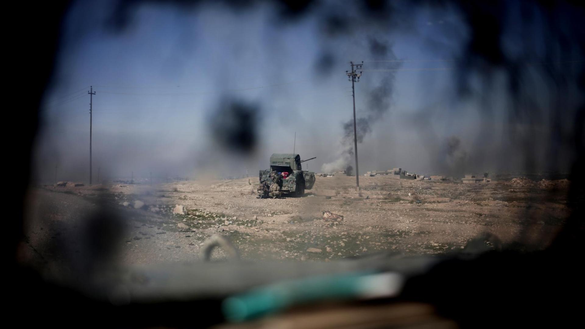Irakische Polizeieinheiten feuern bei Abu Saif auf Positionen der Terrormiliz Islamischer Staat (IS). Die irakische Armee hat ihren Vorstoß auf West-Mossul am 20.02.2017 fortgesetzt.
