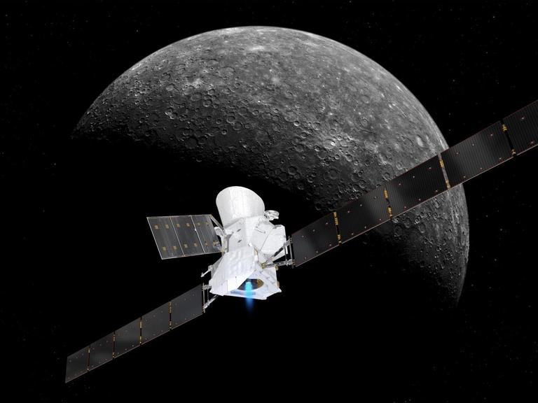Ein grafische Darstellung zeigt die Sonde BepiColombo im Anflug auf den Merkur.