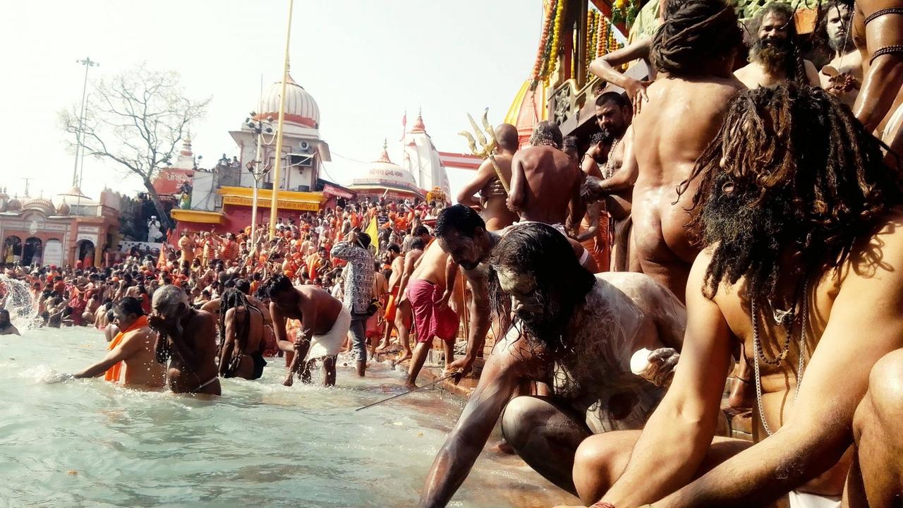 Mahashivratri Snan (Königliches Bad) in Haridwar Kumbh im April 2021. Millionen von Hindu-Anhängern nahmen ein Bad im heiligen Fluss Ganga zu dem verheißungsvollen Anlass Mahashivratri in Haridwar.
