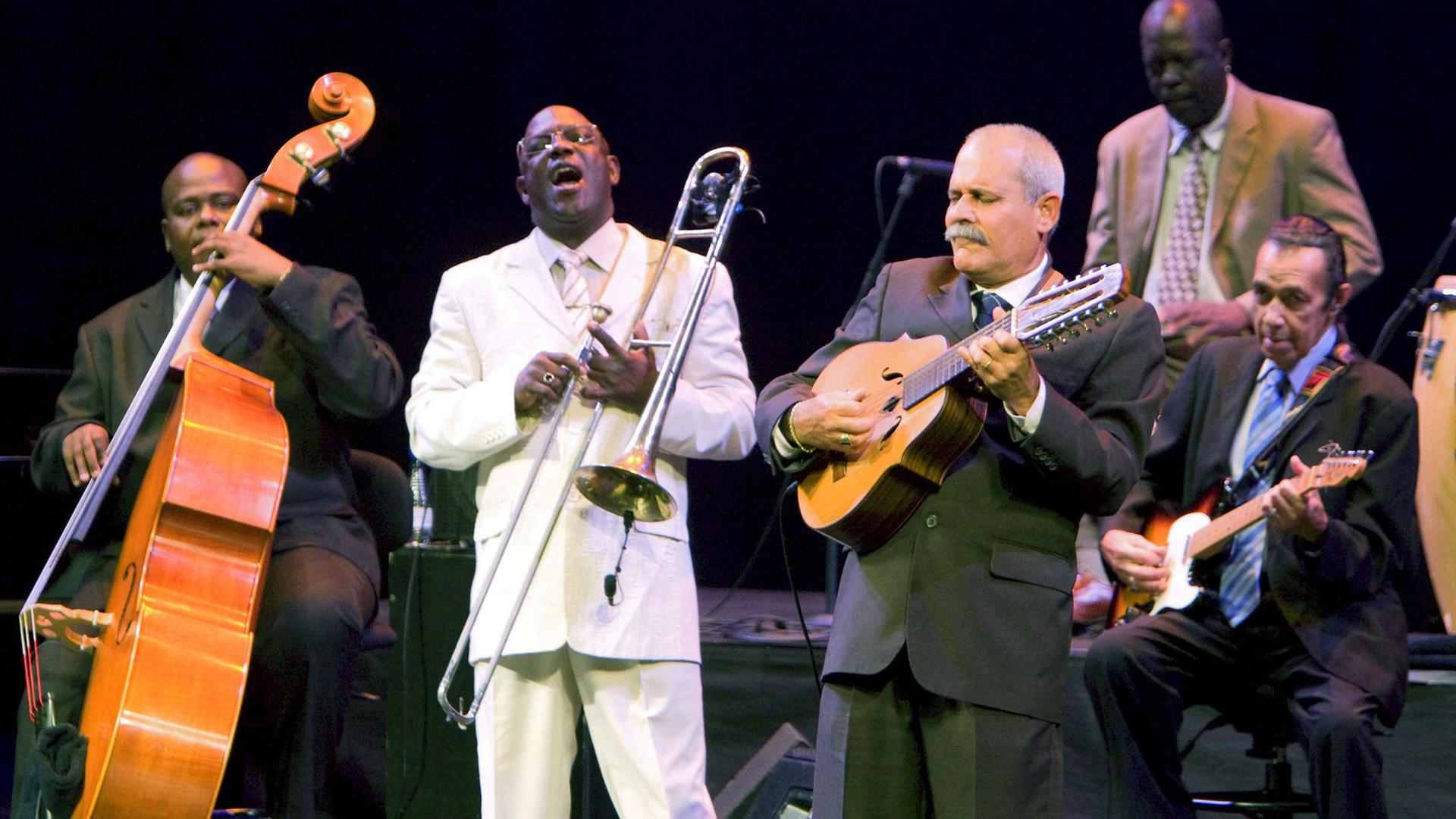 Mitglieder des kubanischen Orchesters "Buena Vista Social Club" während eines Konzerts 2009 im spanischen San Sebastian