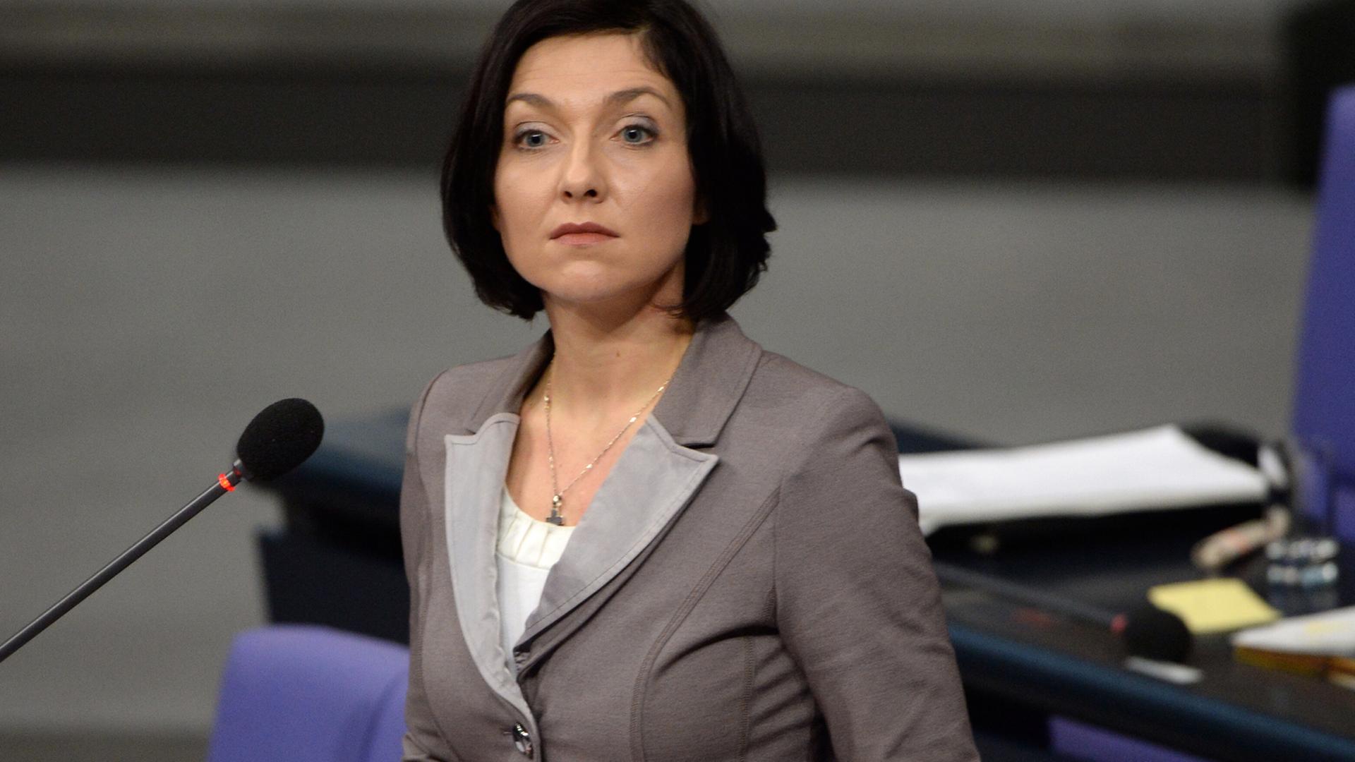 Die Staatssekretärin im Auswärtigen Amt, Katherina Reiche (CDU), spricht am 15.01.2014 im Bundestag in Berlin während der Befragung der Bundesregierung.