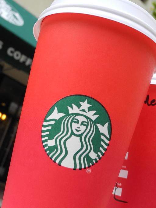 Der diesjährige Starbucks-Weihnachtsbecher in schlichtem Rot erscheint ohne jeden Hinweis auf das christliche Fest.