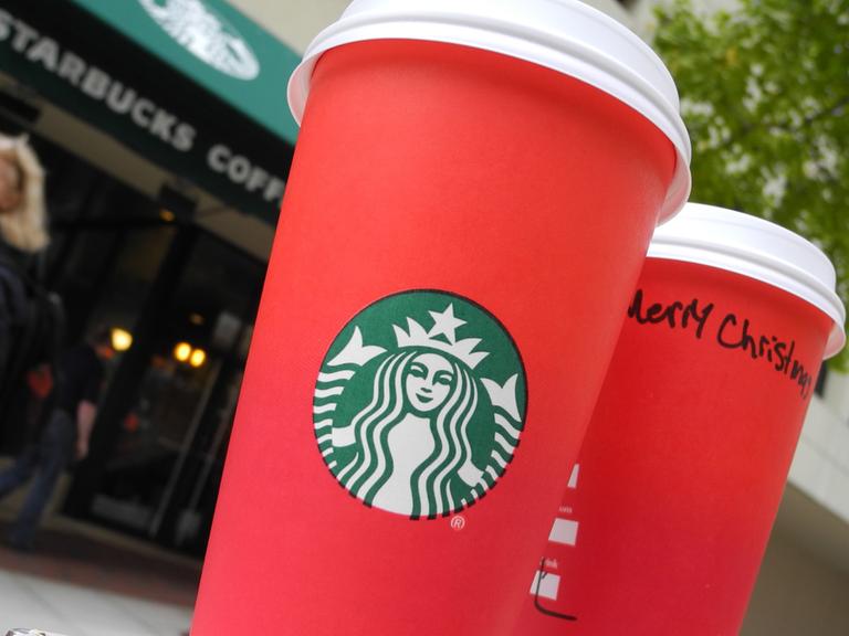Der diesjährige Starbucks-Weihnachtsbecher in schlichtem Rot erscheint ohne jeden Hinweis auf das christliche Fest.
