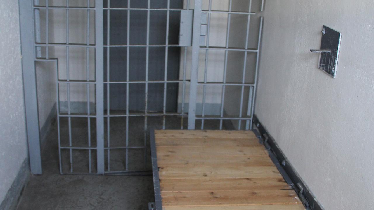 Blick in eine Zelle mit Holzpritsche im Militärgefängnis Schwedt