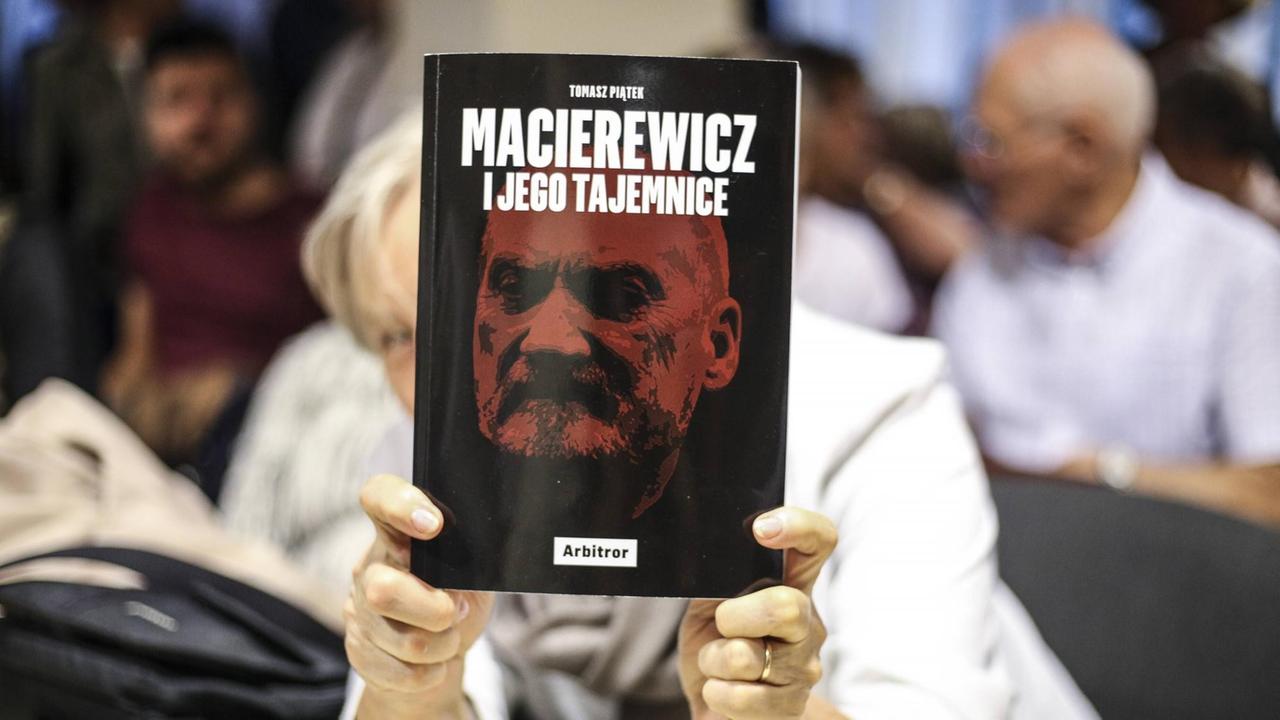 Eine Frau hält am 12 Januar 2017 in Krakow eine polnische AUsgabe des Buches "Macierewicz und seine Geheimnisse" von Tomasz Piatek in die Luft.