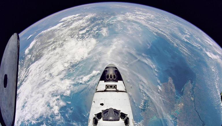 Spitze eines Space Shuttle, fotografiert mit einem Fischaugenobjektiv von der MIR-Station aus