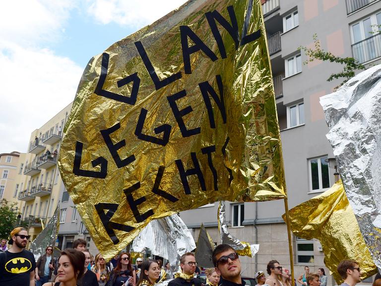 Mit Fahnen aus goldener und silberner Folie demonstrierten am 17. Juni 2017 in Berlin Kulturschaffende gegen Nazis. Das Motto der Demonstration: "Glänzend gegen Nazis". Am 27. Mai 2018 rufen sie erneut zu einer "Glänzenden Demonstration auf" - gegen die AfD