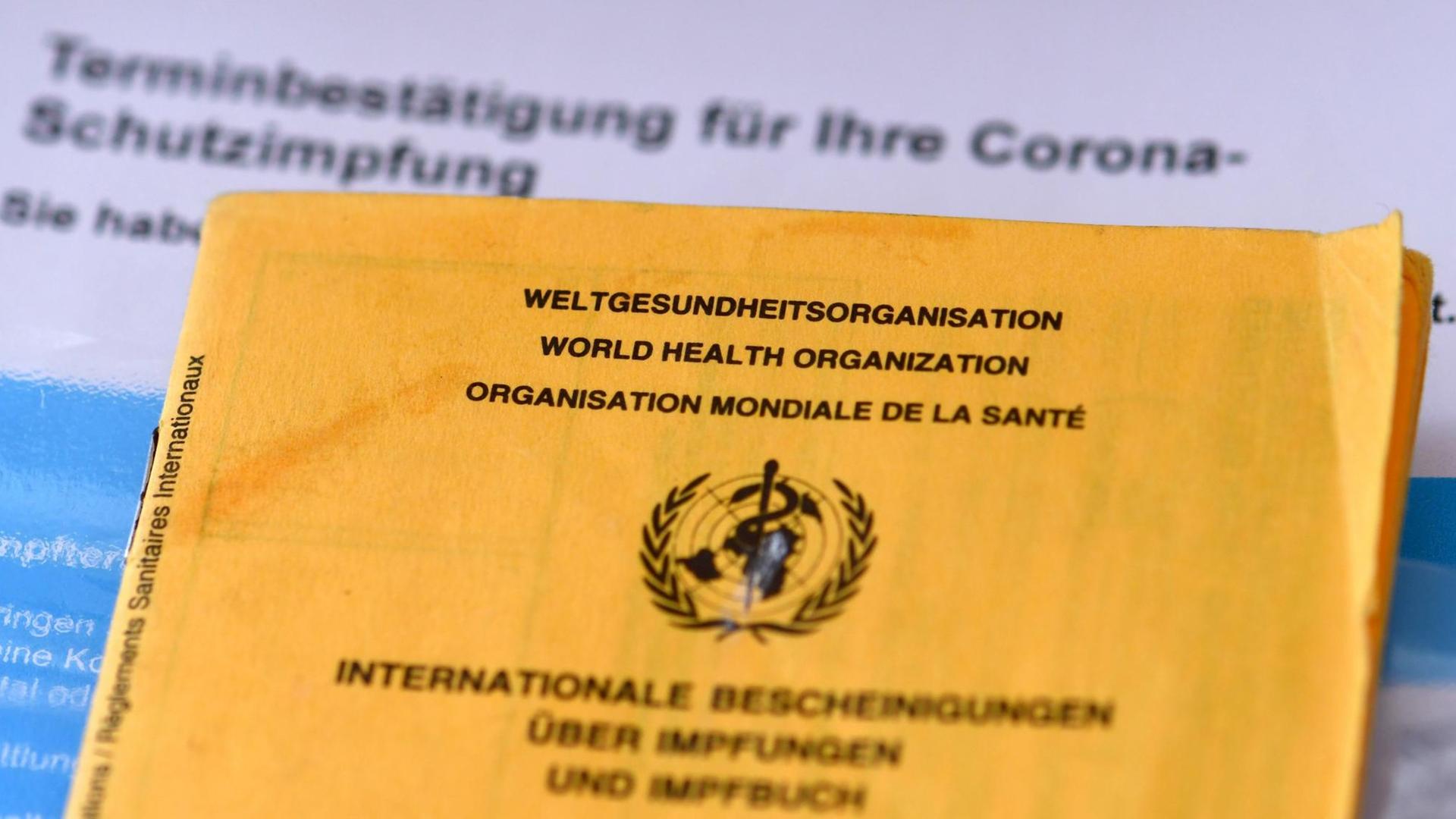 Terminbestätigung für eine Coronaimpfung und gelber Impfpass. Foto: Winfried Rothermel Terminbestätigung für eine Coronaimpfung und gelber Impfpass. Foto: Winfried Rothermel
