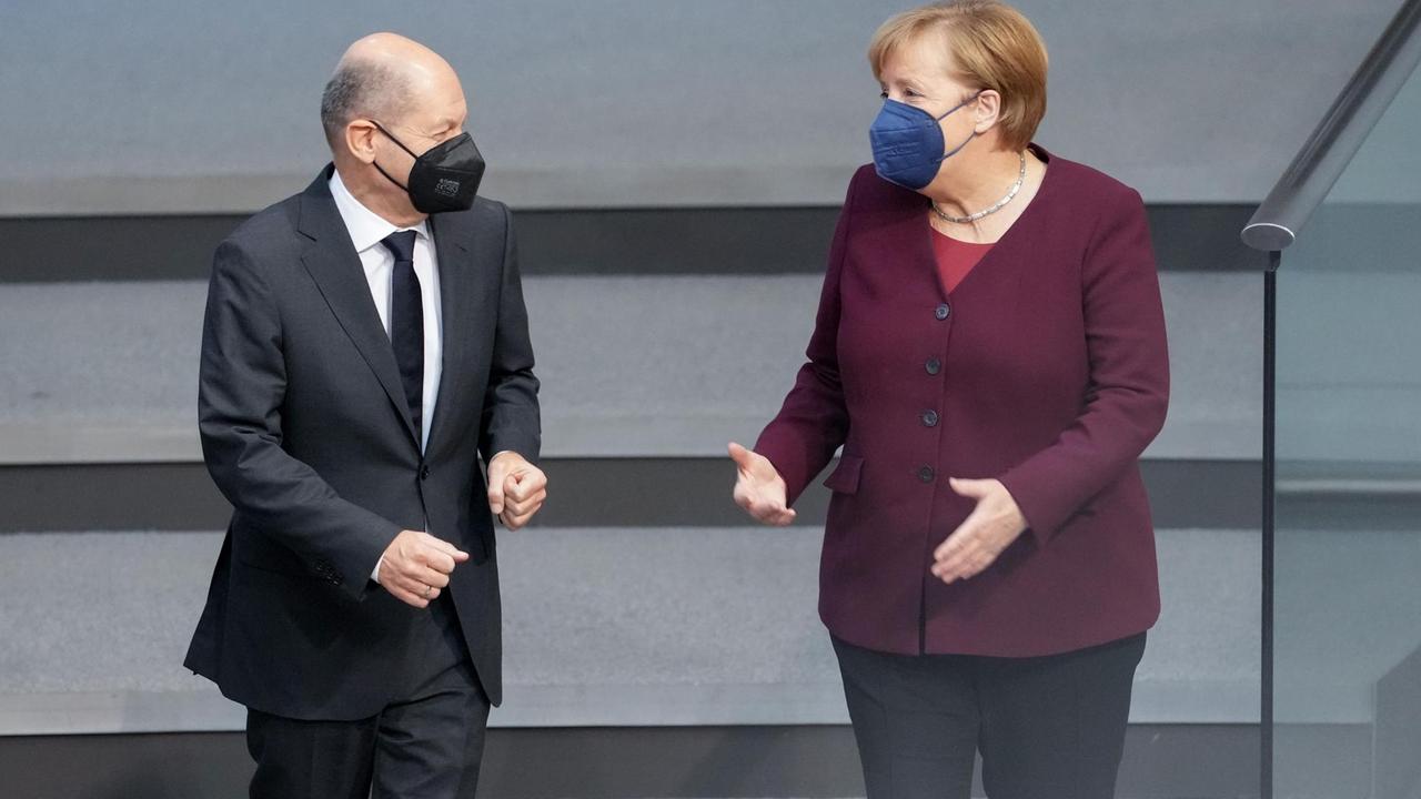 Berlin: Olaf Scholz, SPD-Kanzlerkandidat und Bundesminister der Finanzen, und Bundeskanzlerin Angela Merkel (CDU) unterhalten sich während der Sitzung des Bundestags.