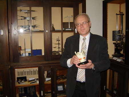 Professor Rüdiger Hoffmann in seiner Sammlung.