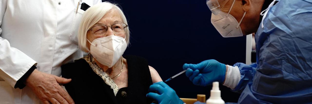 Die 101-jährige Gertrud Haase wird in einem Pflegeheim in Berlin gegen das Coronavirus geimpft.