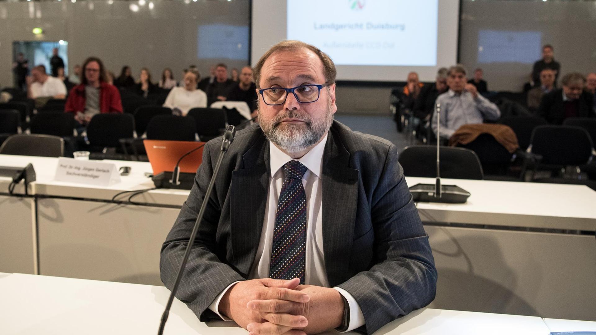 Adolf Sauerland, ehemaliger Oberbürgermeister von Duisburg, sitzt im Gerichtssaal des Loveparade-Prozesses in der Außenstelle des Landgerichts Duisburg.