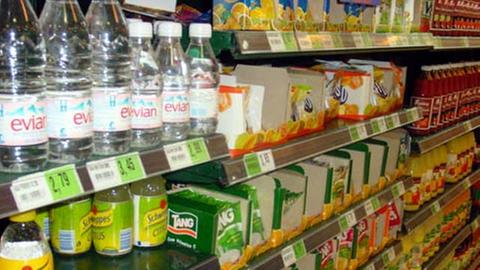 Lebensmittel in einem Supermarktregal