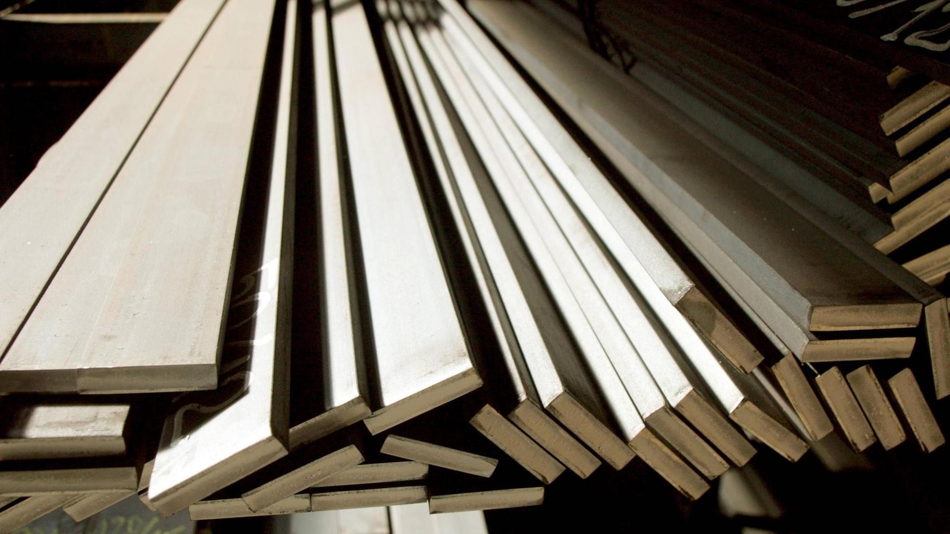 Stahlstreifen in einem Lager Stahlstreifen in einem Lager