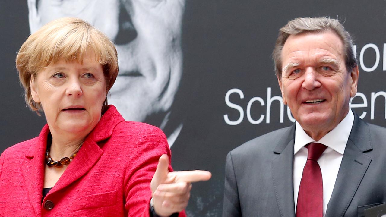 Bundeskanzlerin Angela Merkel und ihr Vorgänger Gerhard Schröder am 22.09.2015 in Berlin bei der Vorstellung der neuen Schröder-Biografie von Autor Gregor Schöllgen.