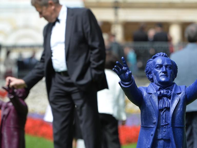 Kleine bunte Richard Wagner Figuren bevölkern das Gelände der Bayreuther-Festspiele 2014.