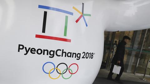 Das offizielle Logo der Olympischen Winterspiele 2018 in Pyeongchang, aufgenommen in Seoul (Südkorea) Lee Jin-Man