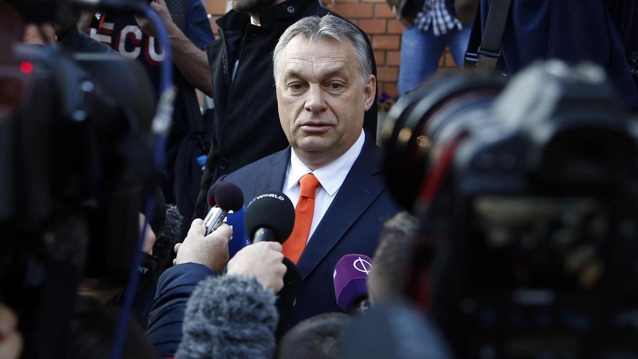 Der ungarische Ministerpräsident Viktor Orbán spricht in Budapest am 8. April 2018 anlässlich der Parlamentswahl mit Journalisten.