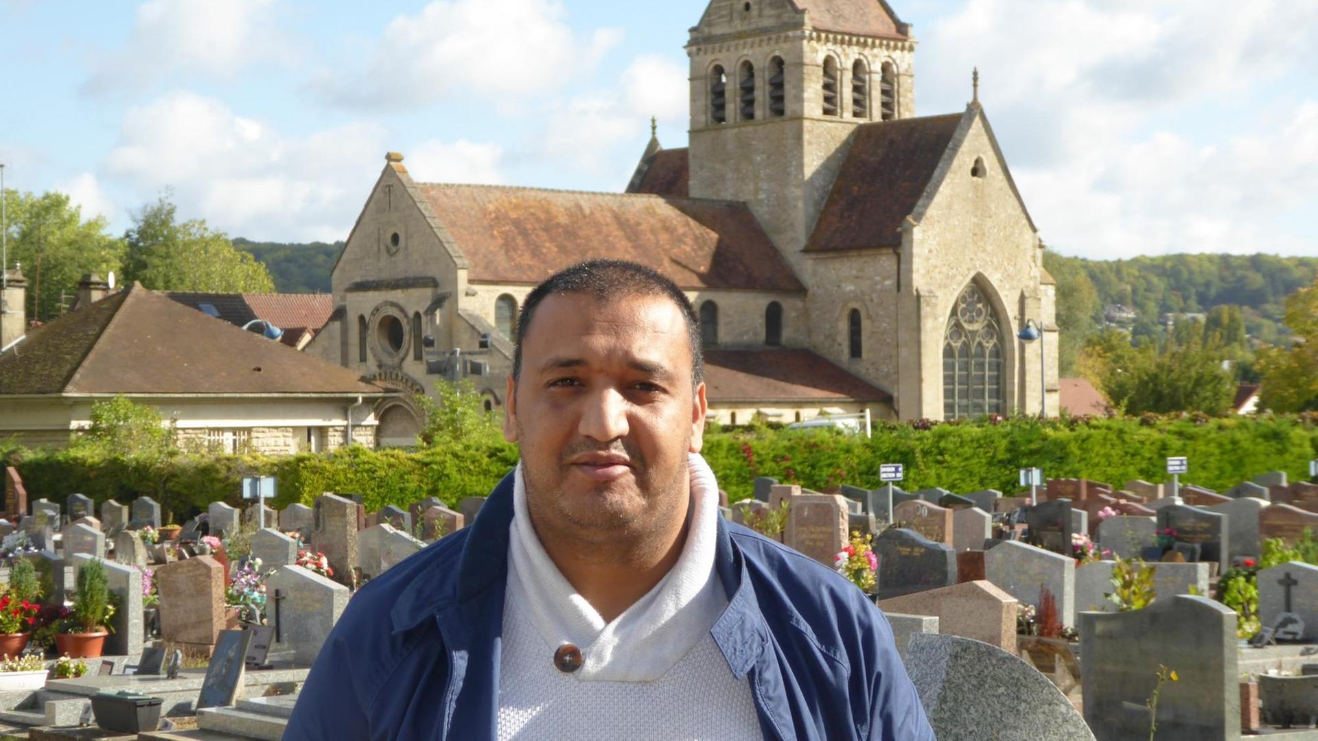 In Frankreich wollen immer mehr Muslime islamkonform bestattet werden. Die wenigsten Friedhöfe sind darauf vorbereitet. Moschee-Direktor Abdelaziz El Jaouhari will die Bürgermeister überzeugen, in Zukunft auch muslimische Grabfelder anzulegen. Der Staat befürwortet dies.