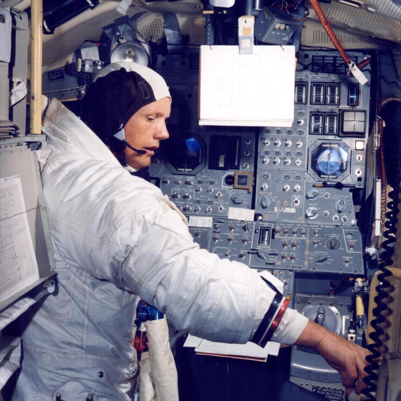 Commander Neil Armstrong (19.06.1069) beim Flugtraining in dem Mondkapsel-Simulator im Trainingsgebäude im Kennedy Space Center.